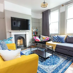 enchanting-spacious-house-on-the-river-in-the-heart-of.cambridgehotelsuk.com/